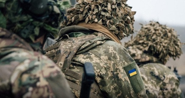 Батько-одинак, син у дитбудинку