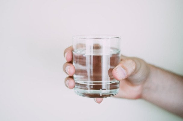 Gastroenterolodzy rozwiewają mit: czy picie wody podczas jedzenia jest rzeczywiście szkodliwe