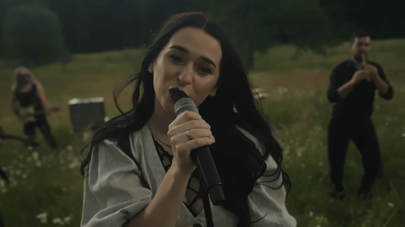 Успех песни Афины FIЇNKA