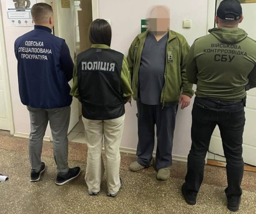 Коррупция в военном госпитале Одессы: врача задержали за взятку в $2000