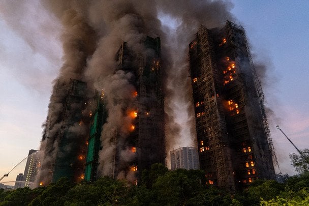 Пожар в Гонконге: 4 погибших, люди заблокированы в многоэтажках