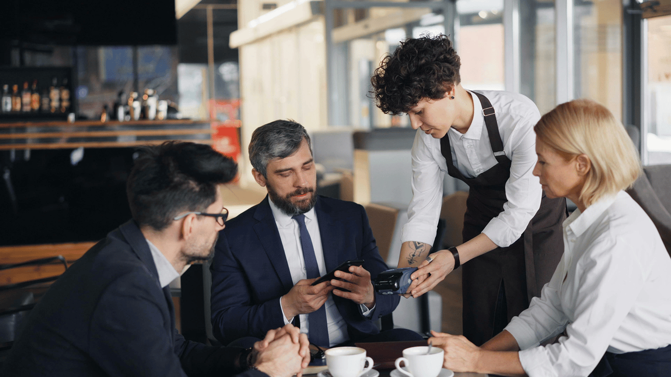 Официант с чеком в польском ресторане