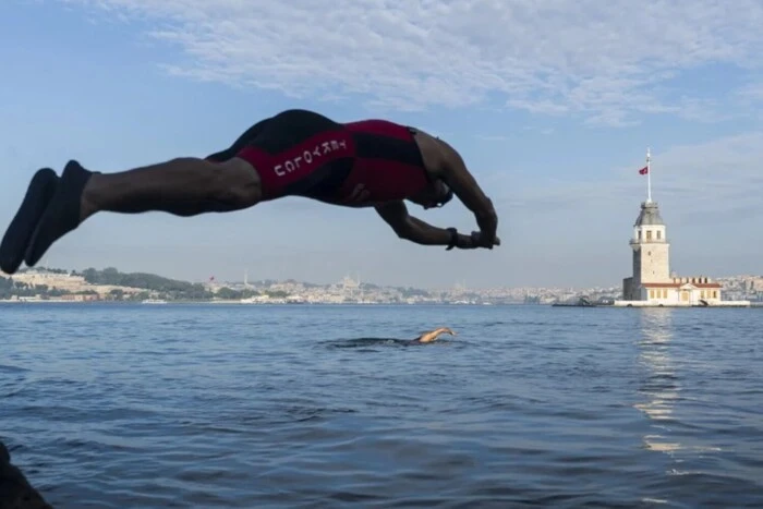 Ein Bewohner von Istanbul schwimmt täglich über den Bosporus, um zur Arbeit zu gelangen