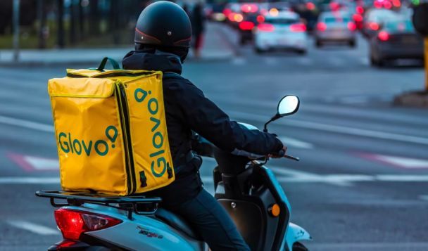 Сбой в Glovo привел к списанию крупных чаевых: компания пообещала вернуть деньги