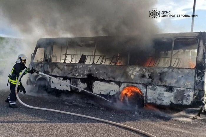 Na Dniepropietrowszczyźnie podczas jazdy zapalił się autobus pasażerski