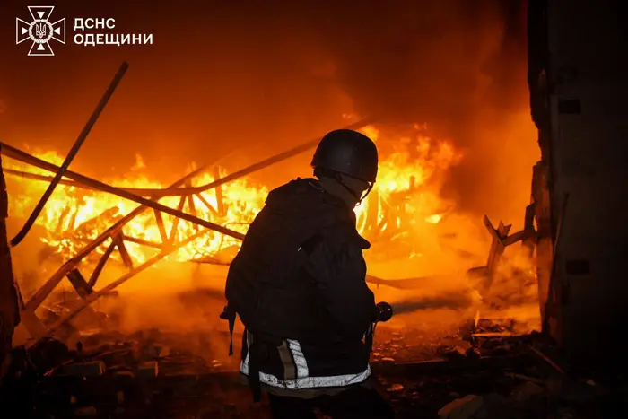 Россия атакует Одессу: масштабные пожары на складах из-за ударов дронами