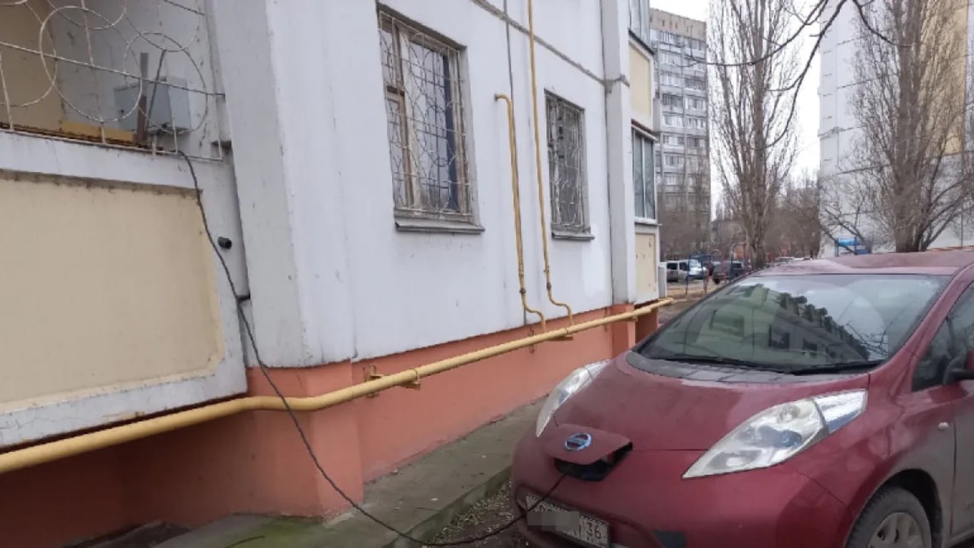 Почему опасно заряжать электрокар из окна: мнение энергетиков и закон