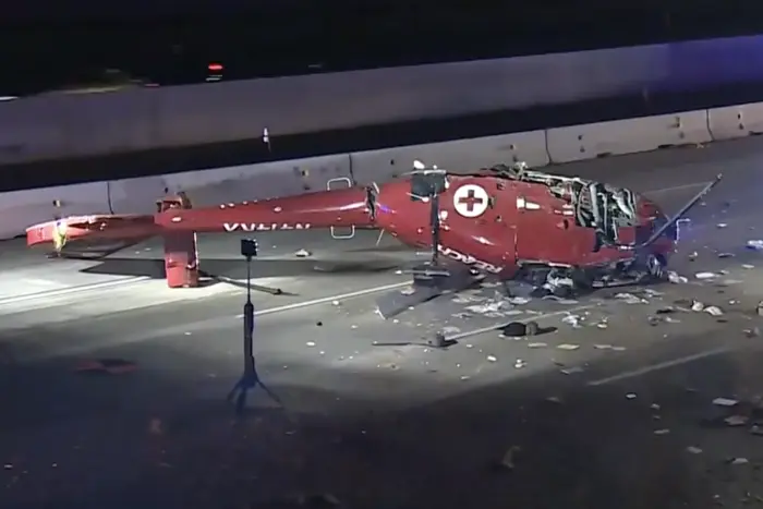 Medyczny helikopter spadł w Sacramento: trzech rannych