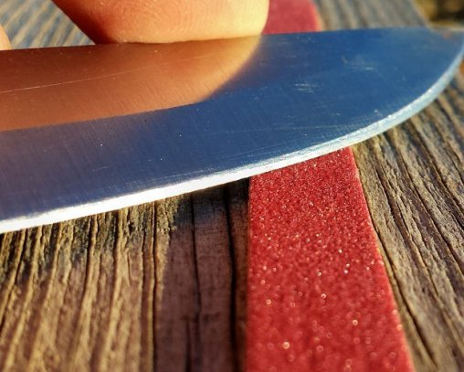 Sharpen knives with improvised means: four methods