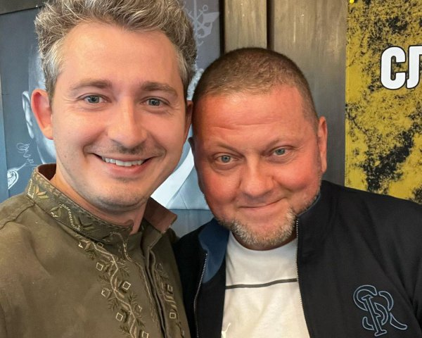 Kolya Serga and Valeriy Zaluzhny at a bus stop in Zaporizhia: photo