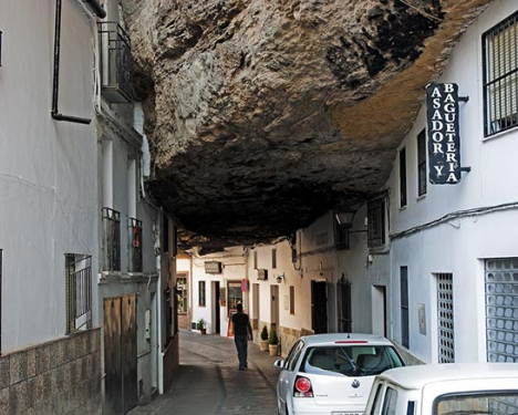 Scheinbar märchenhafte Dekorationen: Was die geheimnisvolle Stadt in den Felsen Spaniens anzieht