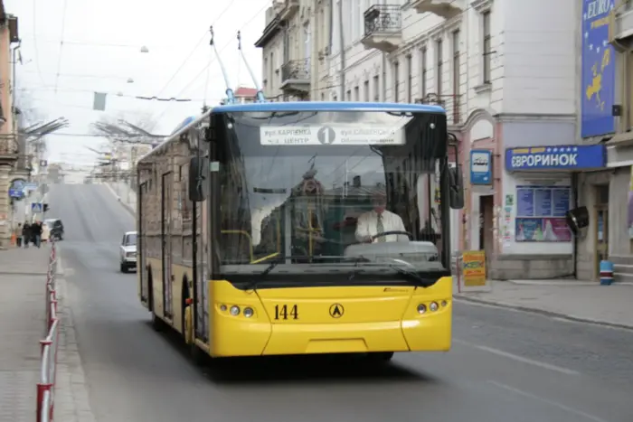 Частково відновлена робота електротранспорту в Тернополі після атаки РФ