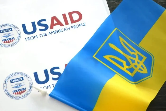 Лого USAID на застарілому шматку льоду