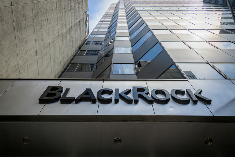 Логотип компанії BlackRock на українському фоні