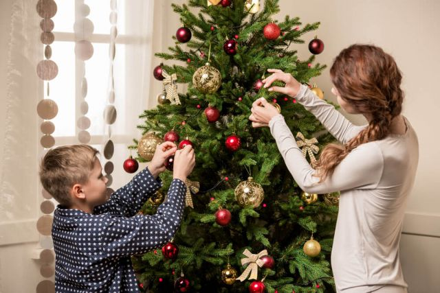 Wie man den Weihnachtsbaum 2024 schmückt