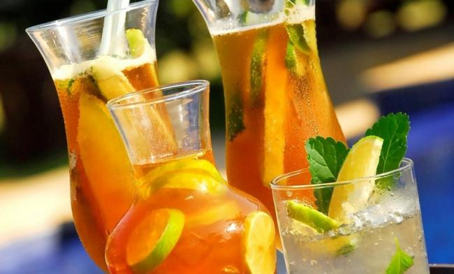 Fresh non-alcoholic drinks in the summer