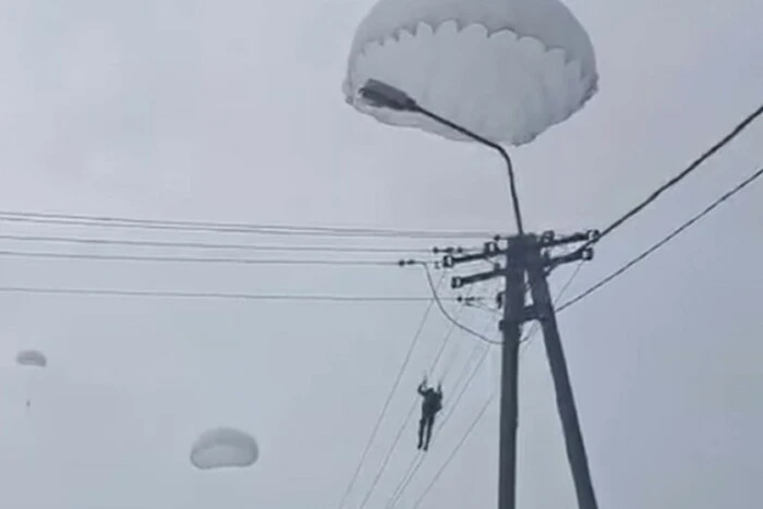 NATO paratroopers on the roofs of Polish houses