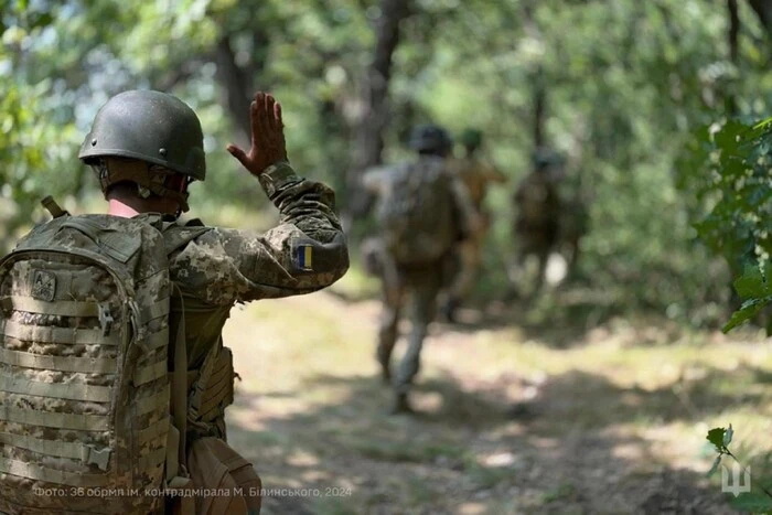 Військовий показує процес Курської операції