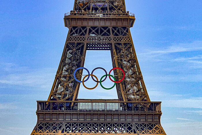 Evacuation near the Eiffel Tower before the Olympics closing