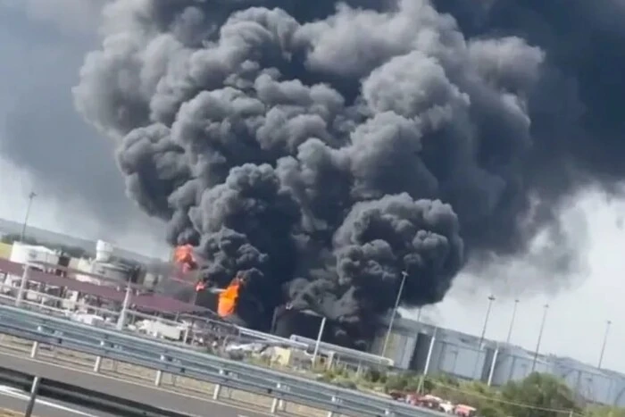 Fire at 'Atlas' oil depot in Russia