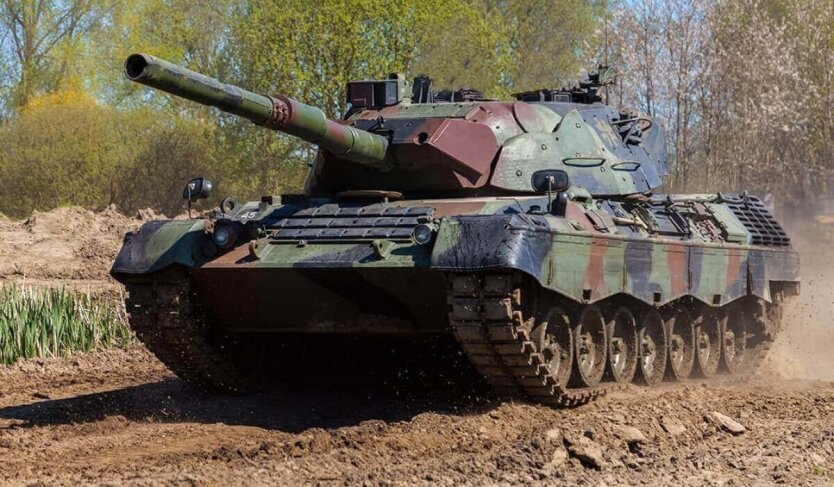 Ukrainian soldiers in Leopard 1A5 tank