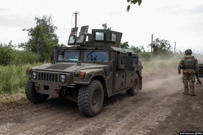 Американские позашляховики Humvee переданы Украине