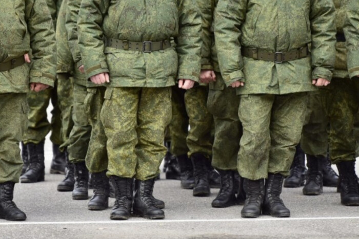 Demonstration of military contract presentation to migrants