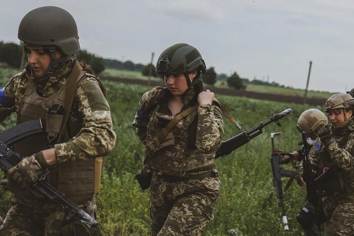 Deputy talking to soldiers at the front