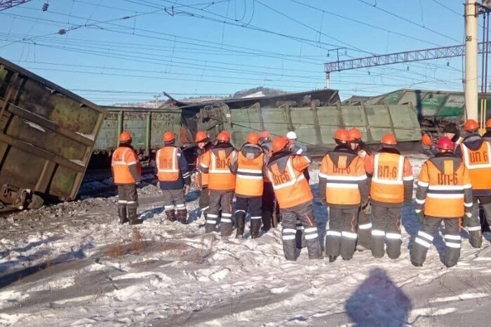 Два потяги зіткнулись, вагони зійшли з рейок