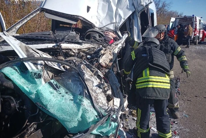 Аварія на Донеччині: зіткнення маршрутки з вантажівкою