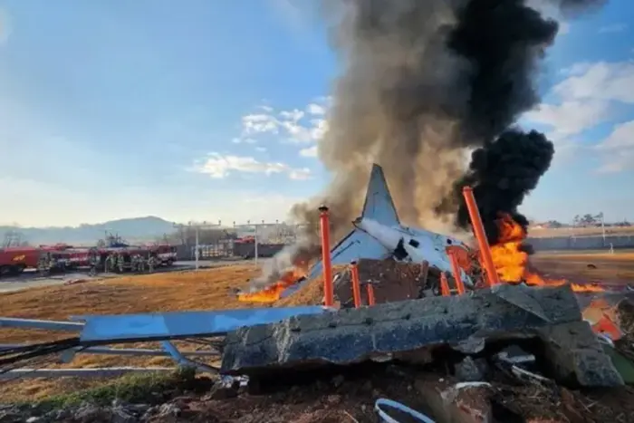 In Südkorea ist während der Landung ein Flugzeug mit 181 Menschen an Bord abgestürzt