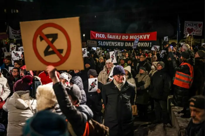 W Bratysławie tysiące ludzi wyszły na protest przeciwko Ficowi (zdjęcie)