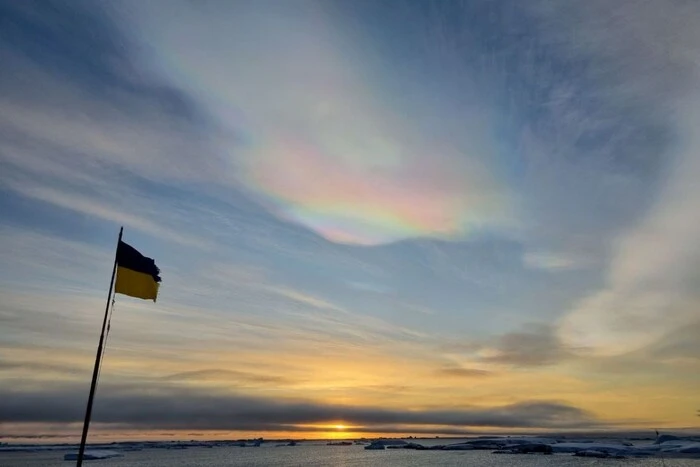 Polar explorers showcase atmospheric phenomena near Vernadsky