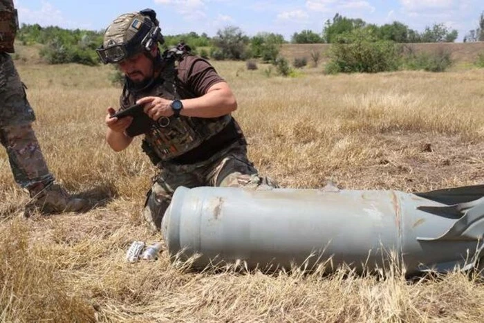 Na Sumszczyźnie ratownicy unieszkodliwili bombe lotniczą, która nie wybuchła podczas upadku