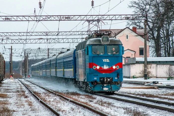 Потяг Укрзалізниці з добавленими новими вагонами