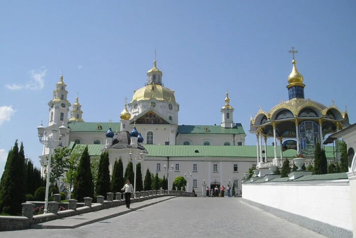 Дошки Почаївської лаври на тлі будівлі ради