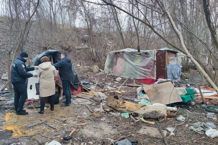 Халабуда у Тернополі, де живе сім'я з п'ятьма дітьми