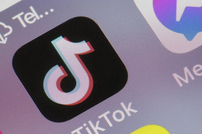 TikTok symbol with a seller and a red arrow