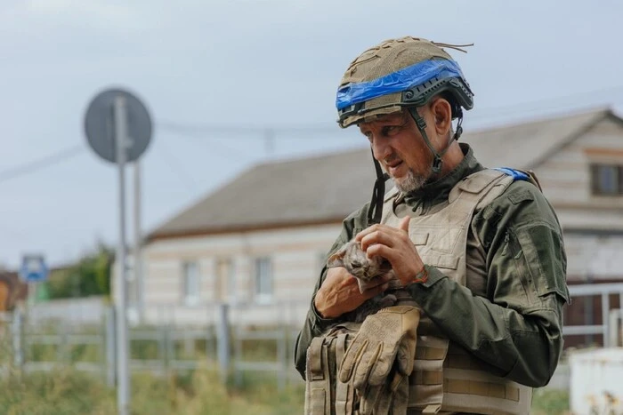 Ukrainian border guard helps Russian