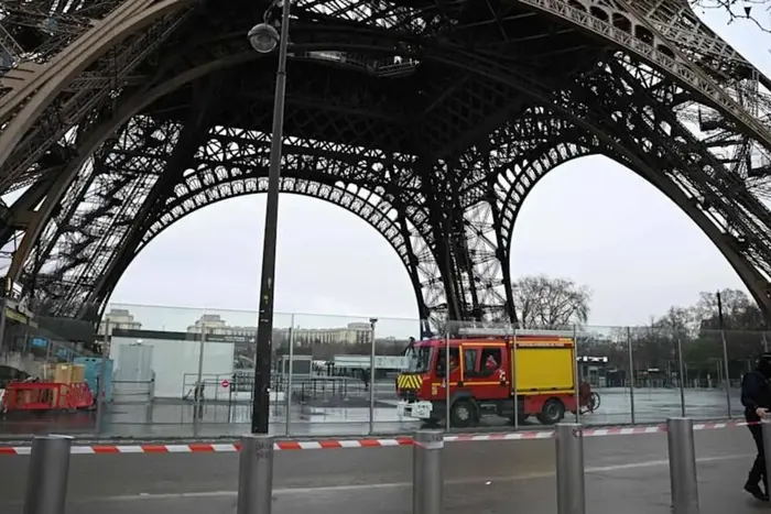 Fire at the Eiffel Tower: evacuation