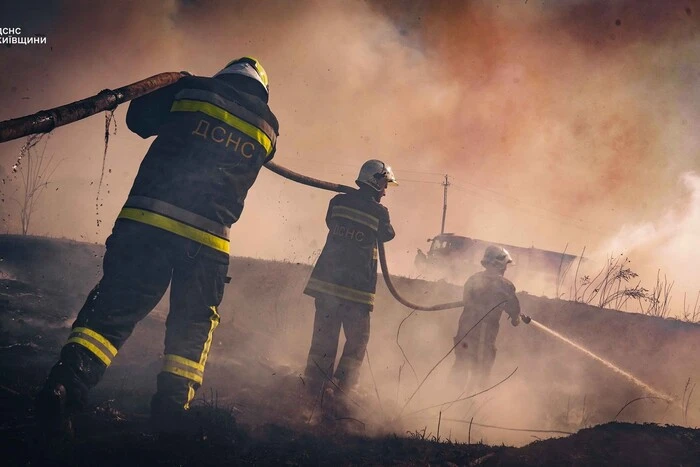 Вогнеборці врятували від пожежі село