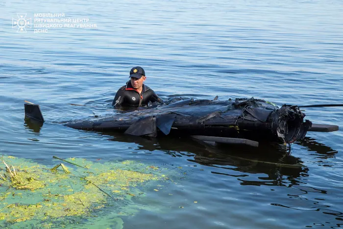 Divers-sappers recovered part of a drone from the Dnipro