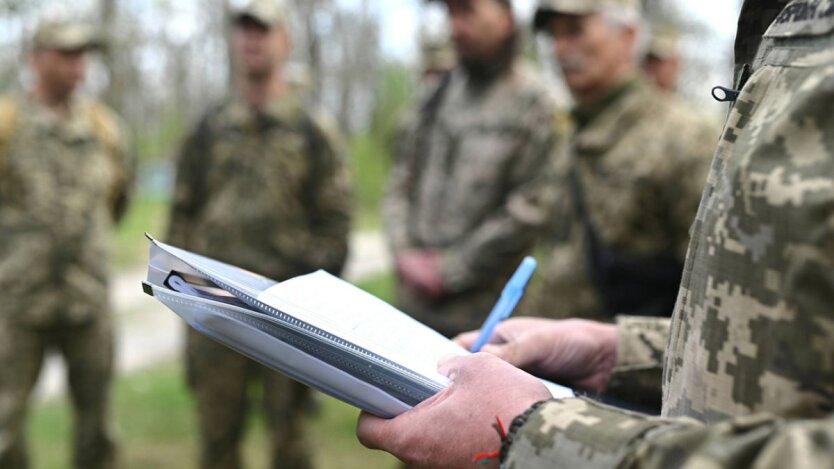 Люди-пенсіонери пікетують будівлю ТЦК