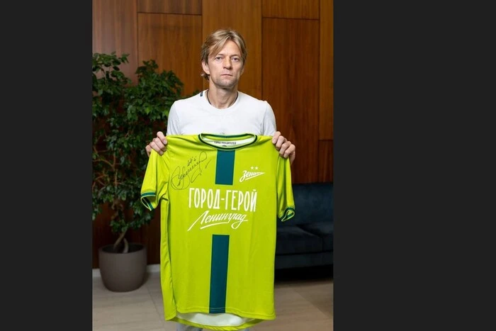 Timoshchuk donated his jersey at auction