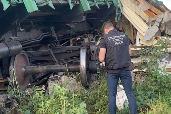 Вантажний потяг зійшов з рейок і влетів у склади в Оренбурзькій області