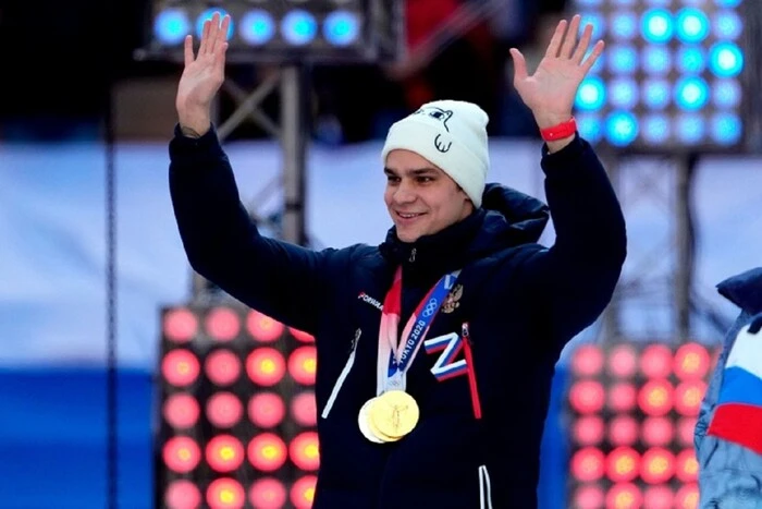 Schwimmer Rylov, der an einer Demonstration zur Unterstützung des Krieges teilgenommen hat, möchte den neutralen Status erhalten