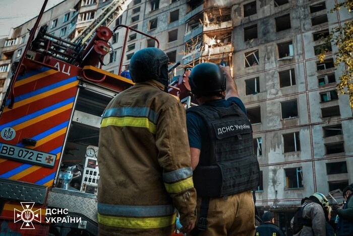 Поврежденное здание с под завалами в Харькове