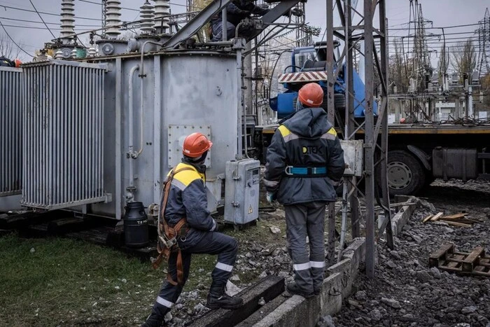 Обстріли обірвали електроопалення в 10 тисяч будинків