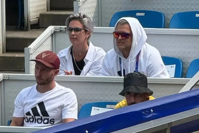 Der Trainer, der die Rückkehr der Delegation von den Australian Open überwacht hat, ist selbst nicht in die Ukraine zurückgekehrt