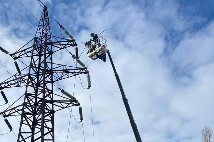 DTEK energy workers restore electricity after the storm